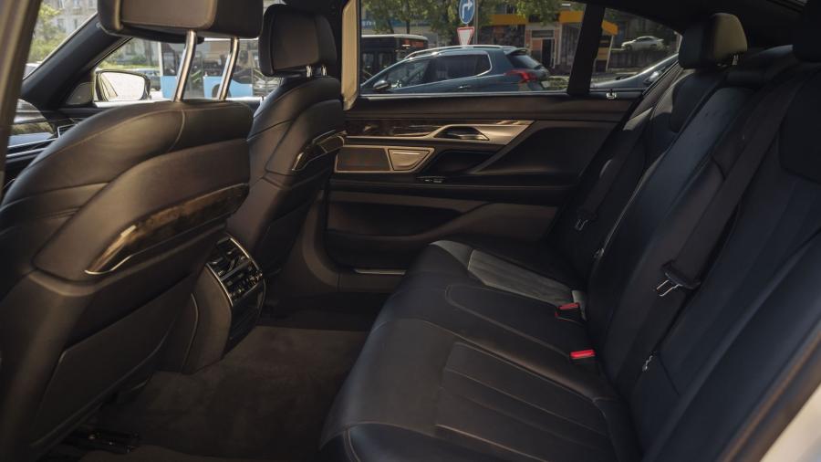 BMW 740i