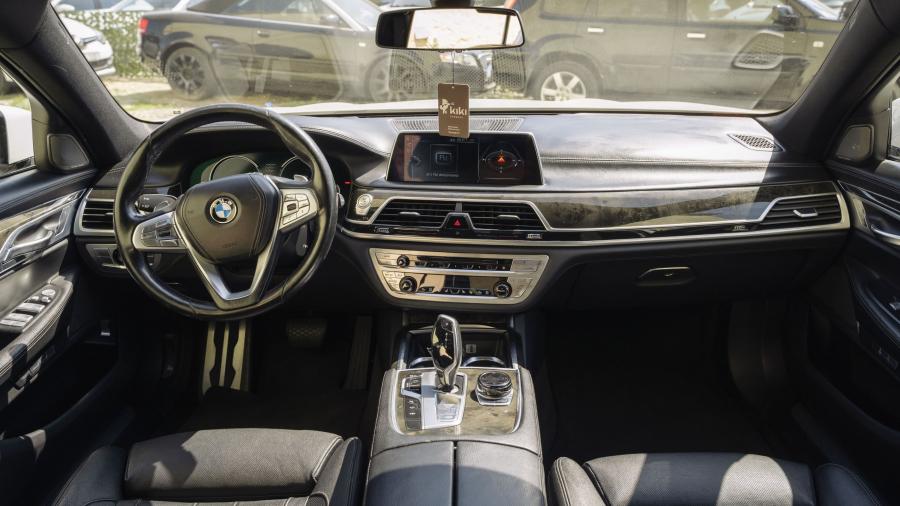 BMW 740i